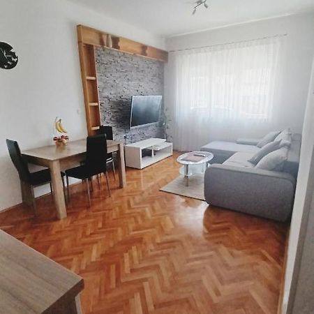 Apartman Dora Appartamento Pola Esterno foto