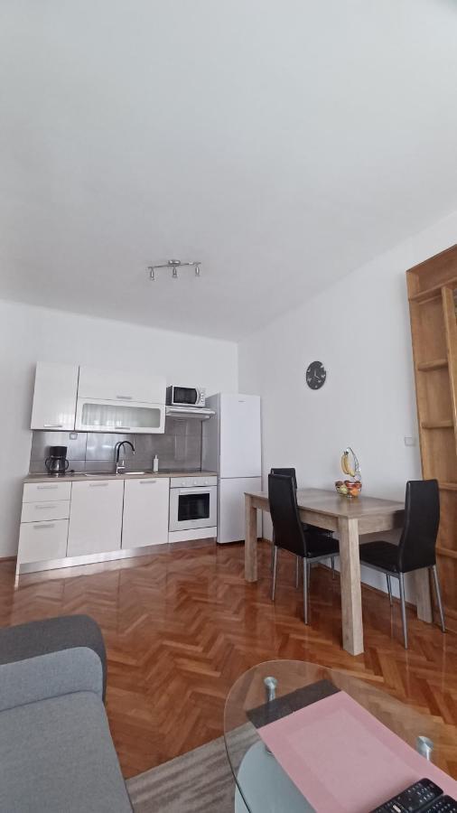 Apartman Dora Appartamento Pola Esterno foto