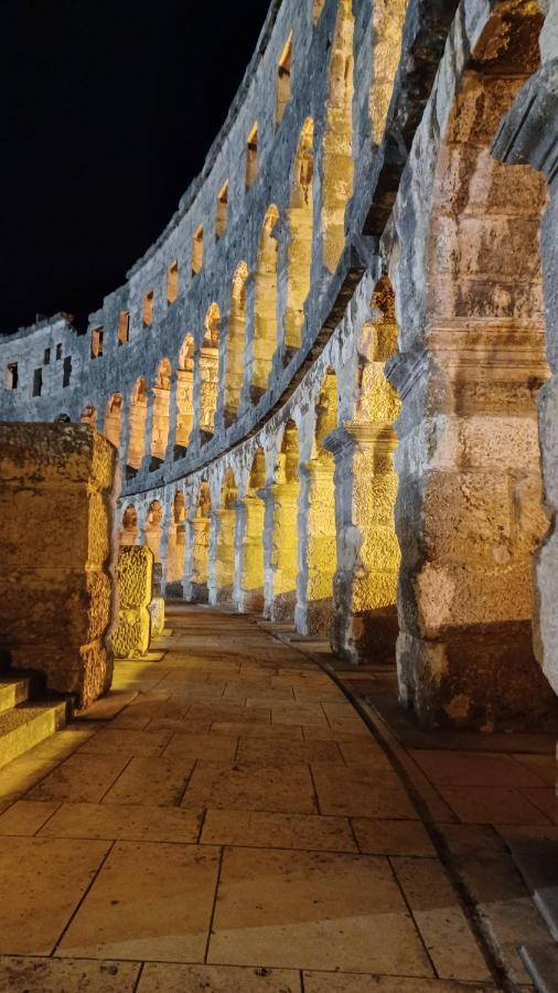 Apartman Dora Appartamento Pola Esterno foto